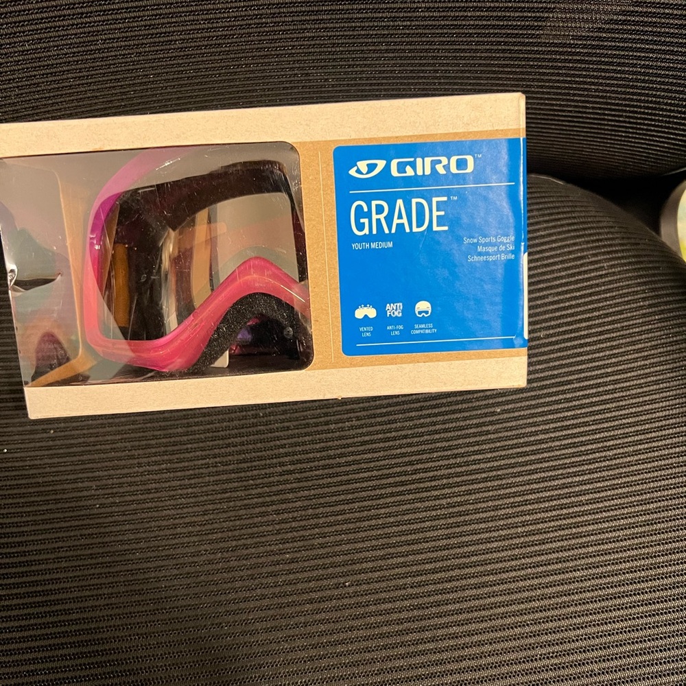 New in Box Pink Youth Medium Giro Grade Snow Sports Hoggle